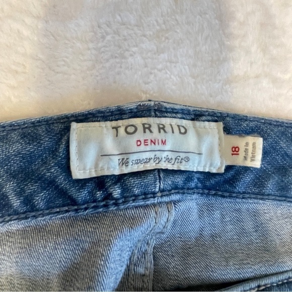 Torrid Boyfriend Style Distressed Jeans Women's Plus 18 - Picture 3 of 13